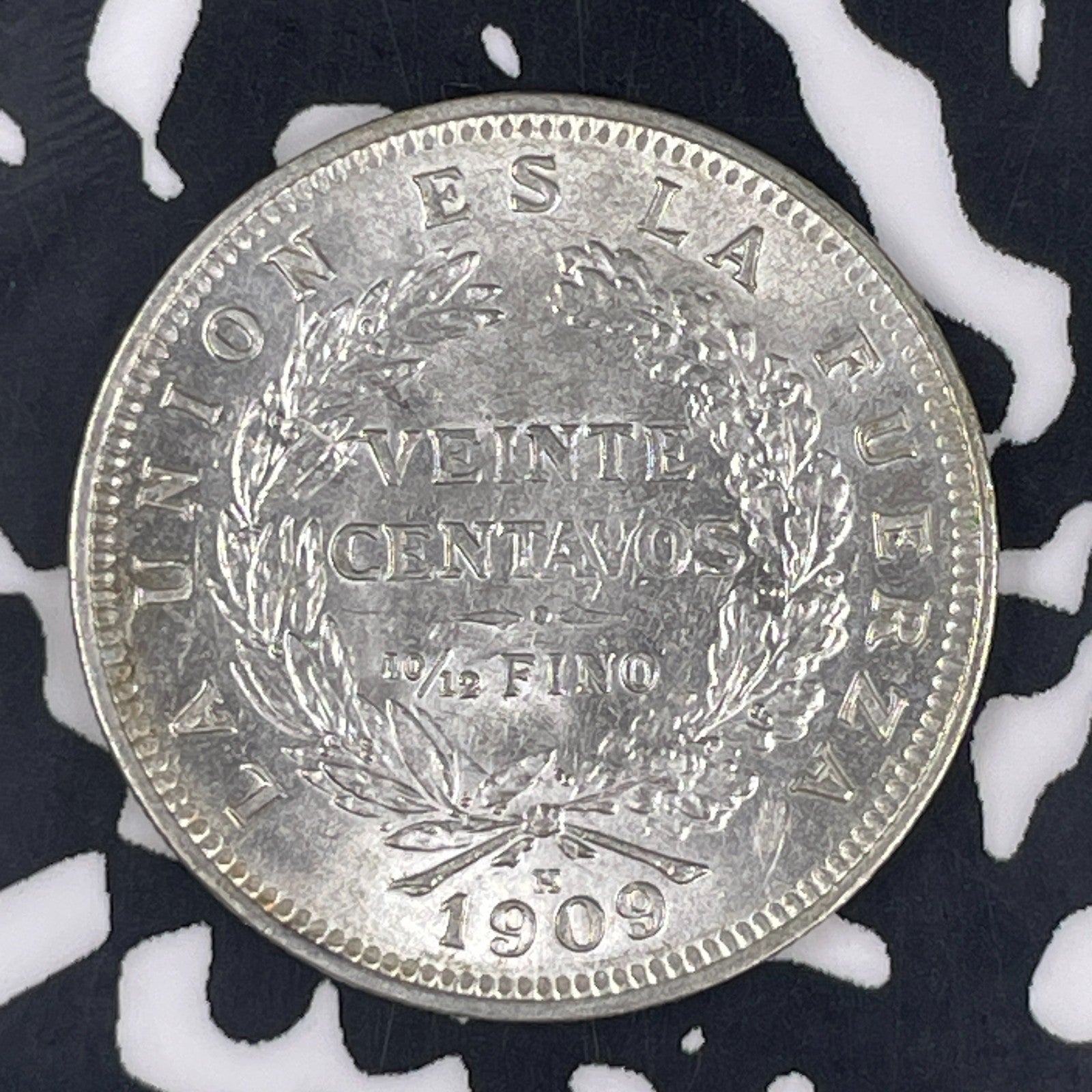 1909-H Bolivia 20 Centavos Lot#C9283 Silver! High Grade! Beautiful!
