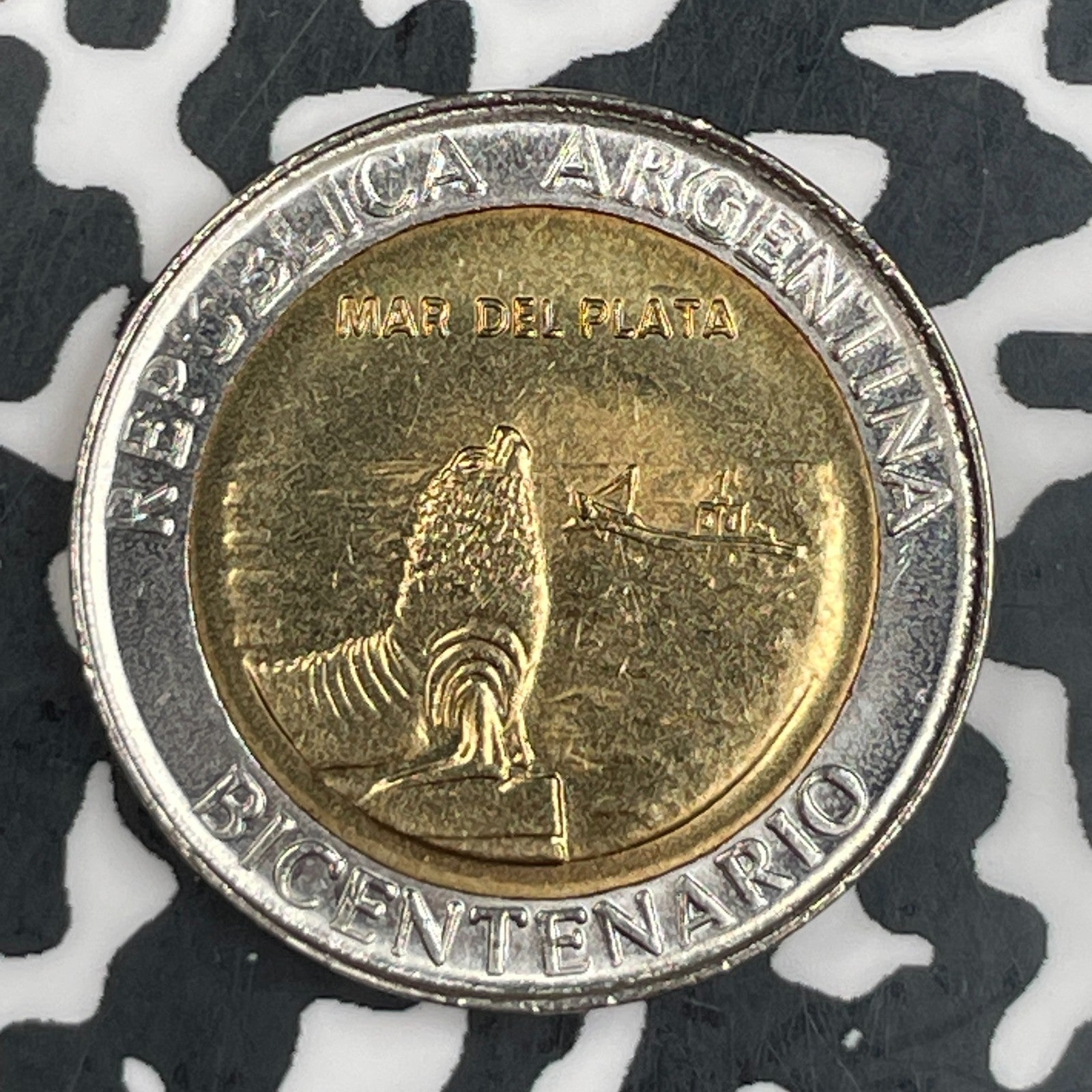 2010 Argentina 1 Peso Lot#F7714 High Grade! Beautiful!