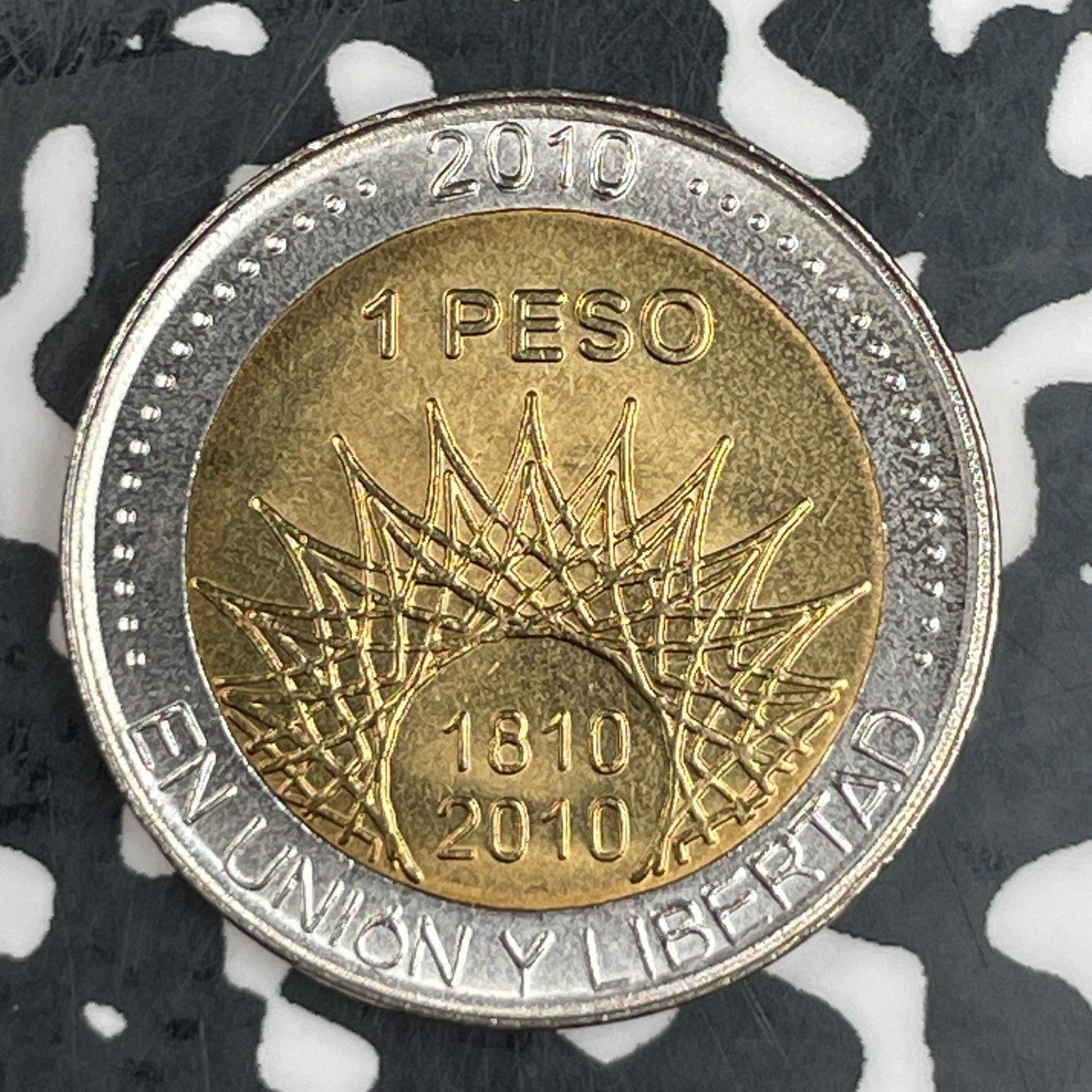 2010 Argentina 1 Peso Lot#F7717 High Grade! Beautiful!