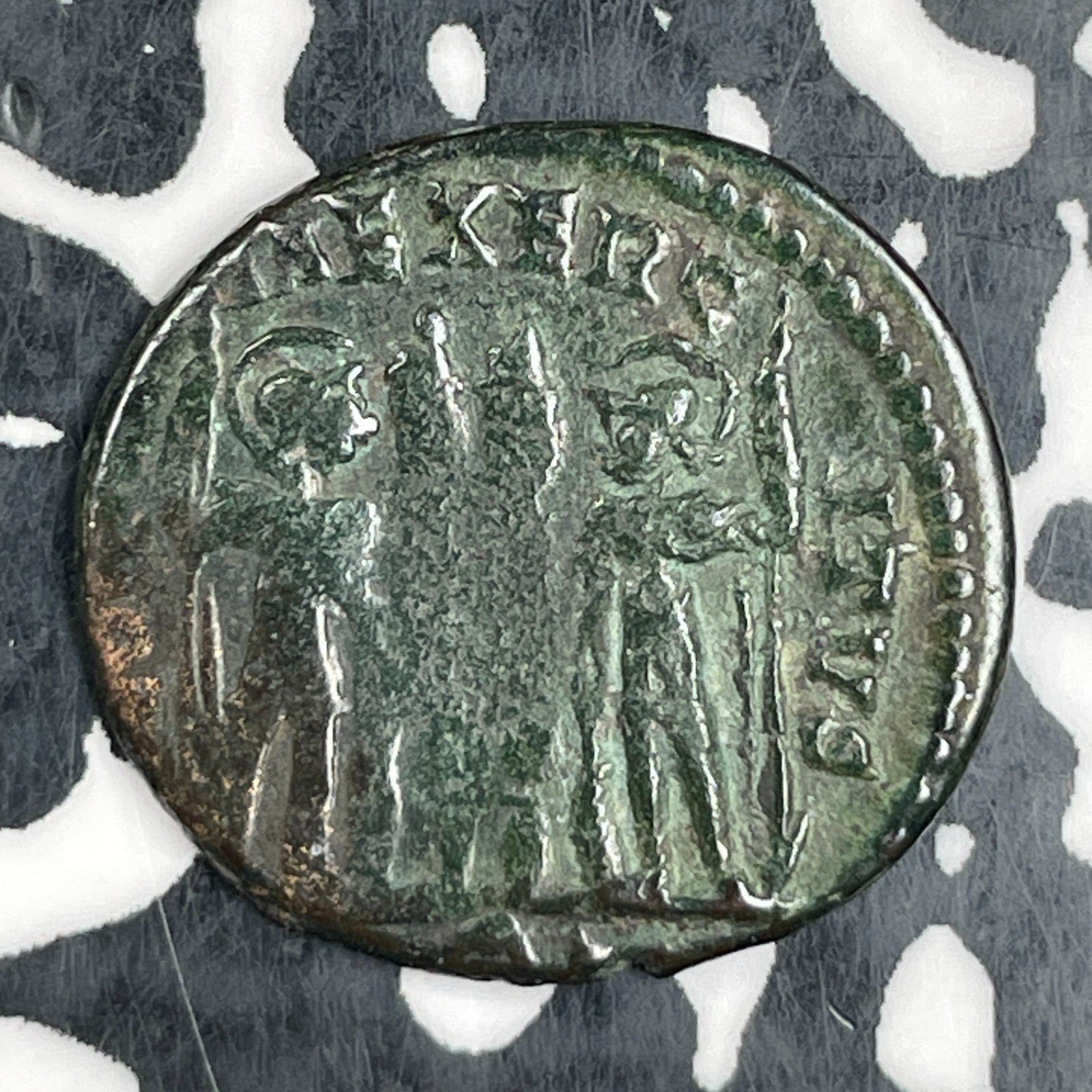 (324-337 AD) Ancient Rome Constantius II AE Lot#N1635 2 Soldiers, 2 Standards