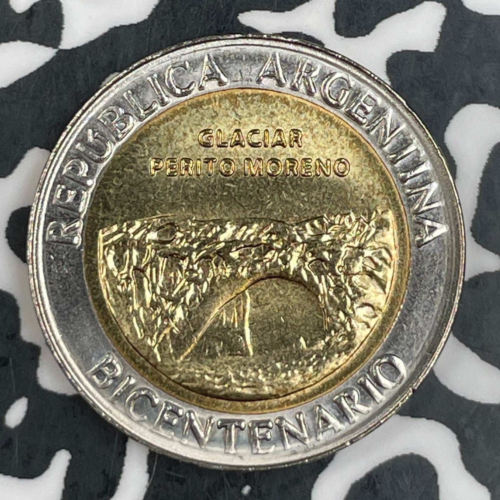 2010 Argentina 1 Peso Lot#F7715 High Grade! Beautiful!